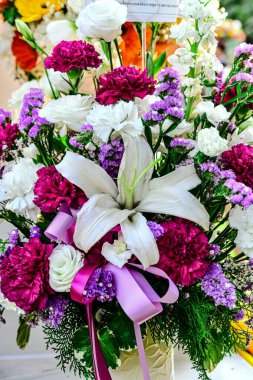 Güzel çiçek süslemeleri, çiçek arkaplanı, düğün dekorasyonu, gül deseni, renkli arka plan, seçici odak noktasında bir demet çiçek..