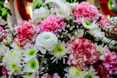 Güzel çiçek süslemeleri, çiçek arkaplanı, düğün dekorasyonu, gül deseni, renkli arka plan, seçici odak noktasında bir demet çiçek..