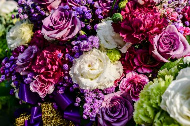 Güzel çiçek süslemeleri, çiçek arkaplanı, düğün dekorasyonu, gül deseni, renkli arka plan, seçici odak noktasında bir demet çiçek..