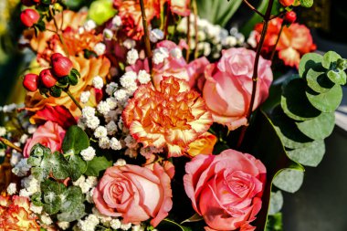 Güzel çiçek süslemeleri, çiçek arkaplanı, düğün dekorasyonu, gül deseni, renkli arka plan, seçici odak noktasında bir demet çiçek..