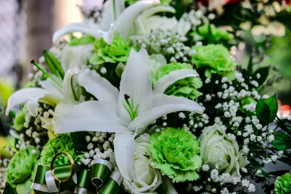 Güzel çiçek süslemeleri, çiçek arkaplanı, düğün dekorasyonu, gül deseni, renkli arka plan, seçici odak noktasında bir demet çiçek..