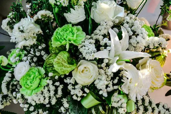 Güzel çiçek süslemeleri, çiçek arkaplanı, düğün dekorasyonu, gül deseni, renkli arka plan, seçici odak noktasında bir demet çiçek..