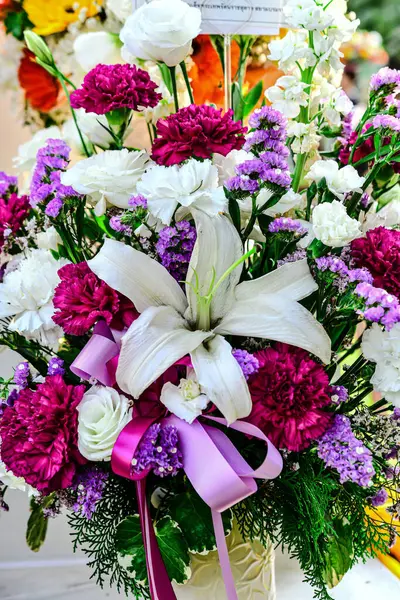 Güzel çiçek süslemeleri, çiçek arkaplanı, düğün dekorasyonu, gül deseni, renkli arka plan, seçici odak noktasında bir demet çiçek..