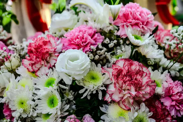 Güzel çiçek süslemeleri, çiçek arkaplanı, düğün dekorasyonu, gül deseni, renkli arka plan, seçici odak noktasında bir demet çiçek..