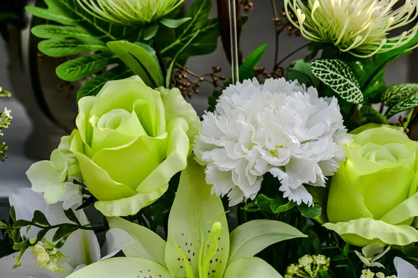 Güzel çiçek süslemeleri, çiçek arkaplanı, düğün dekorasyonu, gül deseni, renkli arka plan, seçici odak noktasında bir demet çiçek..