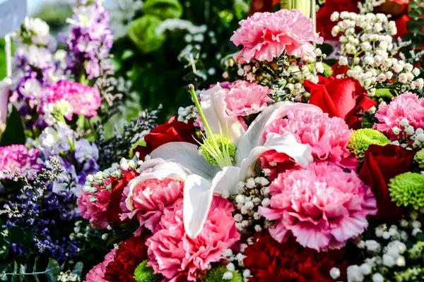 Güzel çiçek süslemeleri, çiçek arkaplanı, düğün dekorasyonu, gül deseni, renkli arka plan, seçici odak noktasında bir demet çiçek..