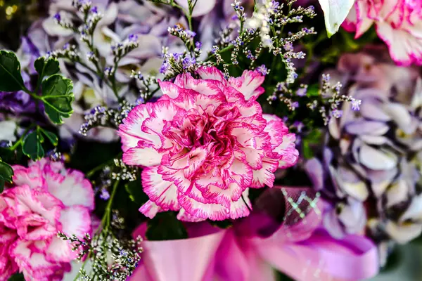 Güzel çiçek süslemeleri, çiçek arkaplanı, düğün dekorasyonu, gül deseni, renkli arka plan, seçici odak noktasında bir demet çiçek..