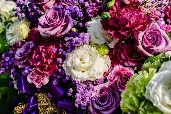 Güzel çiçek süslemeleri, çiçek arkaplanı, düğün dekorasyonu, gül deseni, renkli arka plan, seçici odak noktasında bir demet çiçek..