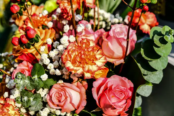 Güzel çiçek süslemeleri, çiçek arkaplanı, düğün dekorasyonu, gül deseni, renkli arka plan, seçici odak noktasında bir demet çiçek..