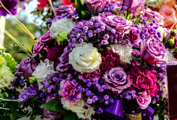 Güzel çiçek süslemeleri, çiçek arkaplanı, düğün dekorasyonu, gül deseni, renkli arka plan, seçici odak noktasında bir demet çiçek..