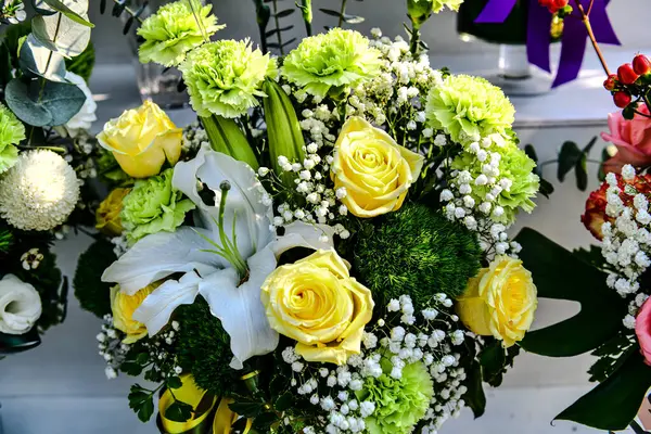 Güzel çiçek süslemeleri, çiçek arkaplanı, düğün dekorasyonu, gül deseni, renkli arka plan, seçici odak noktasında bir demet çiçek..