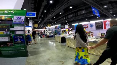 Bangkok 'taki QSNCC' de düzenlenen 53. Ulusal Kitap Fuarı 'nda bir sürü yerli insan alışveriş için kendi isteklerine göre geliyor. Bangkok, Tayland. - 3 Nisan 2025.