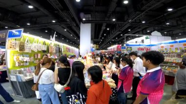 Bangkok 'taki QSNCC' de düzenlenen 53. Ulusal Kitap Fuarı 'nda bir sürü yerli insan alışveriş için kendi isteklerine göre geliyor. Bangkok, Tayland. - 3 Nisan 2025.