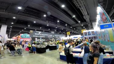 Bangkok 'taki QSNCC' de düzenlenen 53. Ulusal Kitap Fuarı 'nda bir sürü yerli insan alışveriş için kendi isteklerine göre geliyor. Bangkok, Tayland. - 3 Nisan 2025.