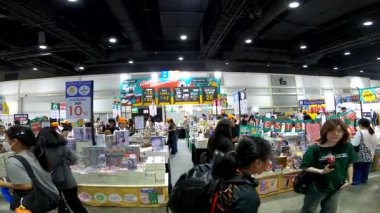 Bangkok 'taki QSNCC' de düzenlenen 53. Ulusal Kitap Fuarı 'nda bir sürü yerli insan alışveriş için kendi isteklerine göre geliyor. Bangkok, Tayland. - 3 Nisan 2025.