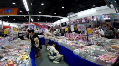 Bangkok 'taki QSNCC' de düzenlenen 53. Ulusal Kitap Fuarı 'nda bir sürü yerli insan alışveriş için kendi isteklerine göre geliyor. Bangkok, Tayland. - 3 Nisan 2025.