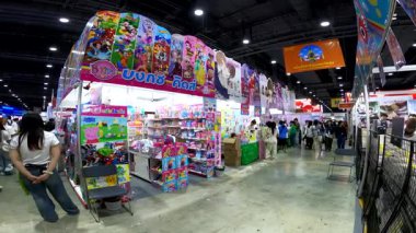 Bangkok 'taki QSNCC' de düzenlenen 53. Ulusal Kitap Fuarı 'nda bir sürü yerli insan alışveriş için kendi isteklerine göre geliyor. Bangkok, Tayland. - 3 Nisan 2025.