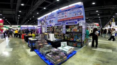 Bangkok 'taki QSNCC' de düzenlenen 53. Ulusal Kitap Fuarı 'nda bir sürü yerli insan alışveriş için kendi isteklerine göre geliyor. Bangkok, Tayland. - 3 Nisan 2025.