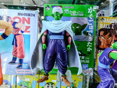 Farklı figür ve stillerde Japon plastik oyuncak bebekleri seçici odaklı hatıra olarak MIXT Chatuchak 'ta satılıyor. Bangkok, Tayland. - 7 Haziran 2025.