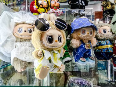 Farklı figür ve stillerde Japon plastik oyuncak bebekleri seçici odaklı hatıra olarak MIXT Chatuchak 'ta satılıyor. Bangkok, Tayland. - 7 Haziran 2025.