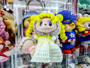 Farklı figür ve stillerde Japon plastik oyuncak bebekleri seçici odaklı hatıra olarak MIXT Chatuchak 'ta satılıyor. Bangkok, Tayland. - 7 Haziran 2025.