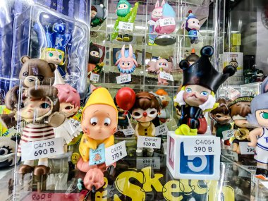 Farklı figür ve stillerde Japon plastik oyuncak bebekleri seçici odaklı hatıra olarak MIXT Chatuchak 'ta satılıyor. Bangkok, Tayland. - 7 Haziran 2025.