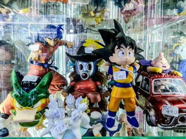 Farklı figür ve stillerde Japon plastik oyuncak bebekleri seçici odaklı hatıra olarak MIXT Chatuchak 'ta satılıyor. Bangkok, Tayland. - 7 Haziran 2025.