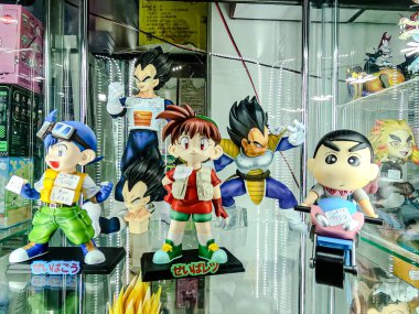 Farklı figür ve stillerde Japon plastik oyuncak bebekleri seçici odaklı hatıra olarak MIXT Chatuchak 'ta satılıyor. Bangkok, Tayland. - 7 Haziran 2025.