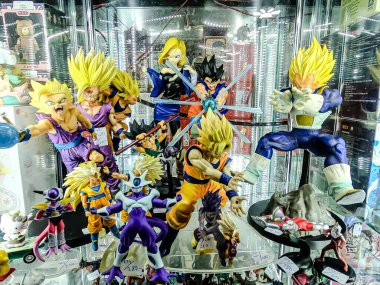 Farklı figür ve stillerde Japon plastik oyuncak bebekleri seçici odaklı hatıra olarak MIXT Chatuchak 'ta satılıyor. Bangkok, Tayland. - 7 Haziran 2025.