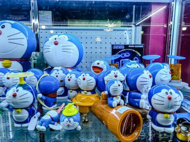 Farklı figür ve stillerde Japon plastik oyuncak bebekleri seçici odaklı hatıra olarak MIXT Chatuchak 'ta satılıyor. Bangkok, Tayland. - 7 Haziran 2025.