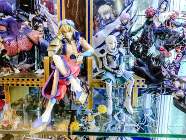 Farklı figür ve stillerde Japon plastik oyuncak bebekleri seçici odaklı hatıra olarak MIXT Chatuchak 'ta satılıyor. Bangkok, Tayland. - 7 Haziran 2025.