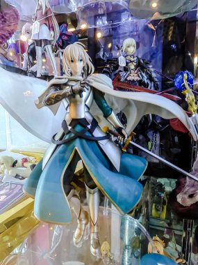 Farklı figür ve stillerde Japon plastik oyuncak bebekleri seçici odaklı hatıra olarak MIXT Chatuchak 'ta satılıyor. Bangkok, Tayland. - 7 Haziran 2025.