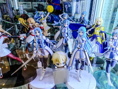 Farklı figür ve stillerde Japon plastik oyuncak bebekleri seçici odaklı hatıra olarak MIXT Chatuchak 'ta satılıyor. Bangkok, Tayland. - 7 Haziran 2025.