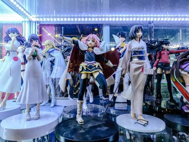 Farklı figür ve stillerde Japon plastik oyuncak bebekleri seçici odaklı hatıra olarak MIXT Chatuchak 'ta satılıyor. Bangkok, Tayland. - 7 Haziran 2025.