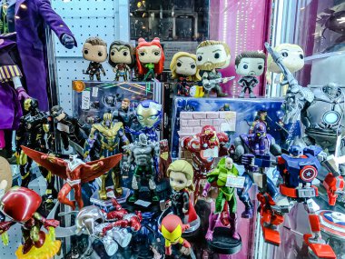 Farklı figür ve stillerde Japon plastik oyuncak bebekleri seçici odaklı hatıra olarak MIXT Chatuchak 'ta satılıyor. Bangkok, Tayland. - 7 Haziran 2025.