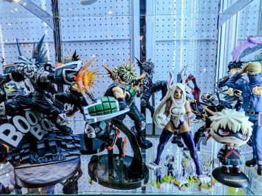 Farklı figür ve stillerde Japon plastik oyuncak bebekleri seçici odaklı hatıra olarak MIXT Chatuchak 'ta satılıyor. Bangkok, Tayland. - 7 Haziran 2025.