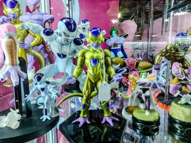 Farklı figür ve stillerde Japon plastik oyuncak bebekleri seçici odaklı hatıra olarak MIXT Chatuchak 'ta satılıyor. Bangkok, Tayland. - 7 Haziran 2025.