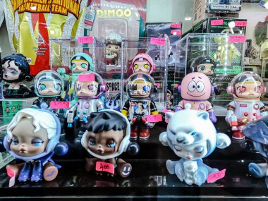 Farklı figür ve stillerde Japon plastik oyuncak bebekleri seçici odaklı hatıra olarak MIXT Chatuchak 'ta satılıyor. Bangkok, Tayland. - 7 Haziran 2025.