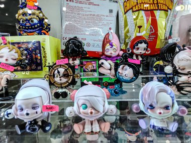 Farklı figür ve stillerde Japon plastik oyuncak bebekleri seçici odaklı hatıra olarak MIXT Chatuchak 'ta satılıyor. Bangkok, Tayland. - 7 Haziran 2025.