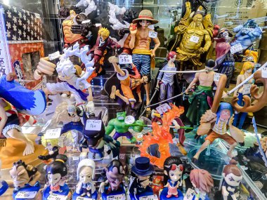Farklı figür ve stillerde Japon plastik oyuncak bebekleri seçici odaklı hatıra olarak MIXT Chatuchak 'ta satılıyor. Bangkok, Tayland. - 7 Haziran 2025.