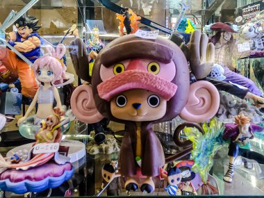 Farklı figür ve stillerde Japon plastik oyuncak bebekleri seçici odaklı hatıra olarak MIXT Chatuchak 'ta satılıyor. Bangkok, Tayland. - 7 Haziran 2025.