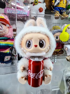 Farklı figür ve stillerde Japon plastik oyuncak bebekleri seçici odaklı hatıra olarak MIXT Chatuchak 'ta satılıyor. Bangkok, Tayland. - 7 Haziran 2025.