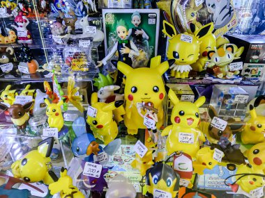 Farklı figür ve stillerde Japon plastik oyuncak bebekleri seçici odaklı hatıra olarak MIXT Chatuchak 'ta satılıyor. Bangkok, Tayland. - 7 Haziran 2025.