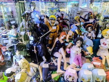 Farklı figür ve stillerde Japon plastik oyuncak bebekleri seçici odaklı hatıra olarak MIXT Chatuchak 'ta satılıyor. Bangkok, Tayland. - 7 Haziran 2025.