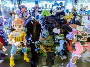 Farklı figür ve stillerde Japon plastik oyuncak bebekleri seçici odaklı hatıra olarak MIXT Chatuchak 'ta satılıyor. Bangkok, Tayland. - 7 Haziran 2025.