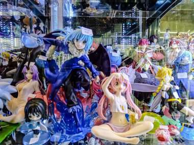 Farklı figür ve stillerde Japon plastik oyuncak bebekleri seçici odaklı hatıra olarak MIXT Chatuchak 'ta satılıyor. Bangkok, Tayland. - 7 Haziran 2025.