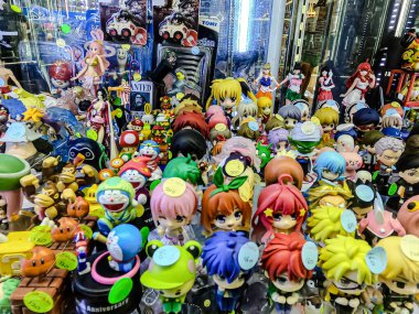 Farklı figür ve stillerde Japon plastik oyuncak bebekleri seçici odaklı hatıra olarak MIXT Chatuchak 'ta satılıyor. Bangkok, Tayland. - 7 Haziran 2025.