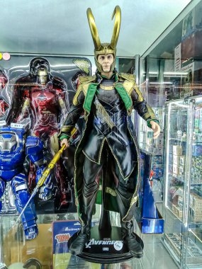 Farklı figür ve stillerde Japon plastik oyuncak bebekleri seçici odaklı hatıra olarak MIXT Chatuchak 'ta satılıyor. Bangkok, Tayland. - 7 Haziran 2025.