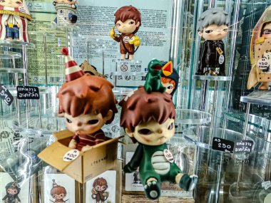 Farklı figür ve stillerde Japon plastik oyuncak bebekleri seçici odaklı hatıra olarak MIXT Chatuchak 'ta satılıyor. Bangkok, Tayland. - 7 Haziran 2025.