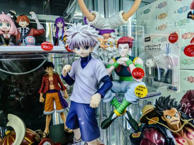 Farklı figür ve stillerde Japon plastik oyuncak bebekleri seçici odaklı hatıra olarak MIXT Chatuchak 'ta satılıyor. Bangkok, Tayland. - 7 Haziran 2025.